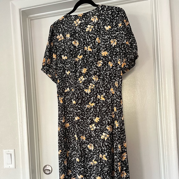 hinge Dresses & Skirts - Hinge floral midi dress
